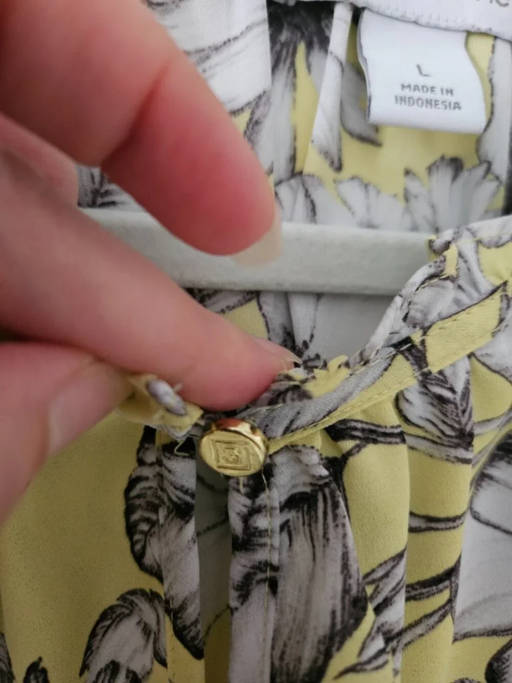 Liz Claiborne flowy yellow with White flowers blouse - Picture 6 of 6
